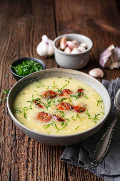 caldo verde suppe aus weißkohl, pürierten kartoffeln, zwiebeln, knoblauch und bratwurstscheiben in einer keramikschüssel - schnelle suppen stock-fotos und bilder