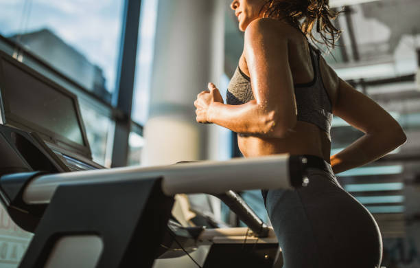 movimentando-se na escada rolante em uma ginástica! - cardio exercise - fotografias e filmes do acervo