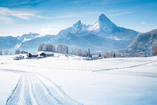 winter wonderland scenery with trail in the alps - european alps mountain house bavaria imagens e fotografias de stock