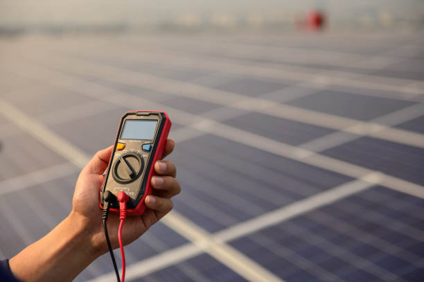 tensão de medição em células solares no telhado de construção, conceito de energia renovável. - roof of the world - fotografias e filmes do acervo