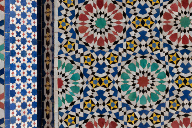 tradizionale sfondo astratto a mosaico di piastrelle marocchine. dettaglio architettonico del palazzo reale di fes, marocco. - dar el makhzen foto e immagini stock
