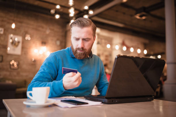 achat par carte de crédit en ligne - restaurant business person setting the table clothing photos et images de collection