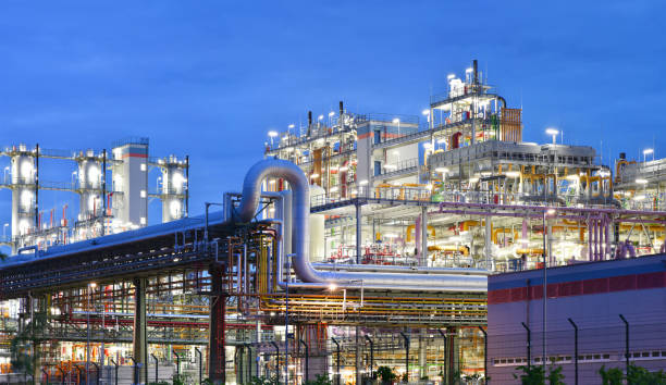 rafineria - fabryka chemiczna w nocy z budynkami, rurociągami i oświetleniem - zakład przemysłowy - oil refinery refinery fuel storage tank germany zdjęcia i obrazy z banku zdjęć