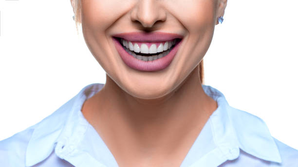 photo d'une femme souriante. concept de blanchiment des dents. - dentists chair chair dentist office stomatology photos et images de collection