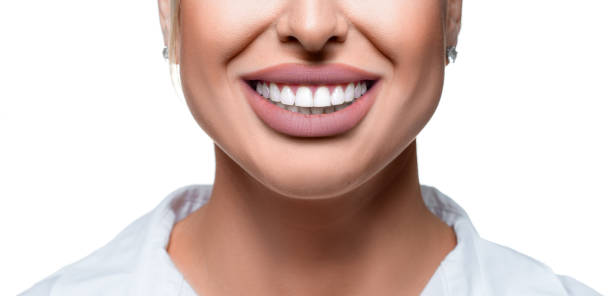 fermez-vous vers le haut de la photo d'une femme de sourire. - dentist office dentists chair dentist dental hygiene photos et images de collection