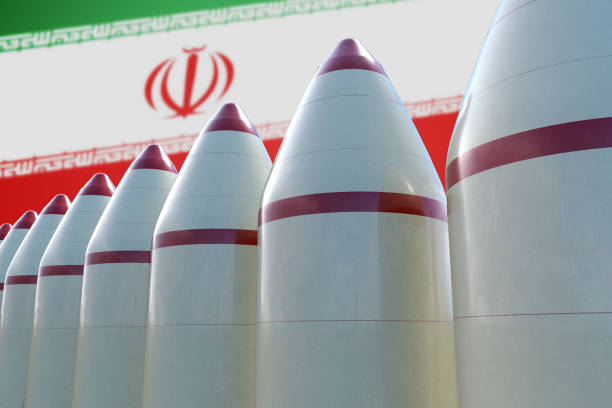 многие ракеты готовы к запуску. флаг ирана на заднем плане. 3d-иллюстрация. - iran стоковые фото и изображения