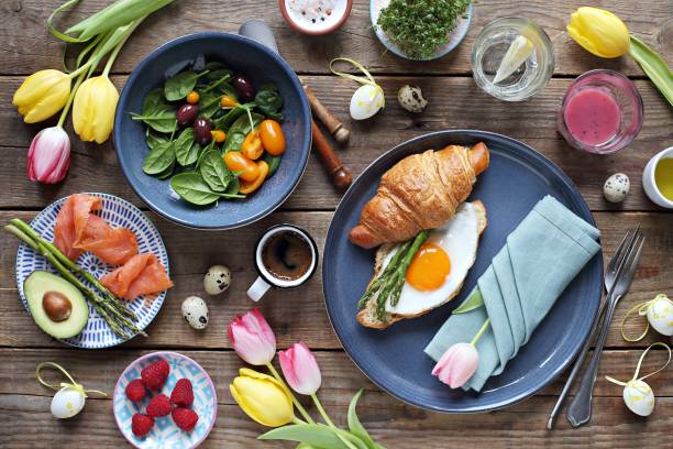 brunch festivo de pascua o mesa de desayuno. - food wood blue vibrant color fotografías e imágenes de stock