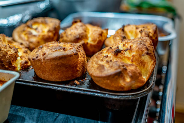 zbliżenie tradycyjnych domowych puddingów yorkshire - yorkshire pudding zdjęcia i obrazy z banku zdjęć