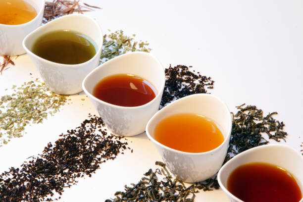 bunte teeauswahl - verschiedene arten von losem tee in kleinen tassen - teepflanze stock-fotos und bilder