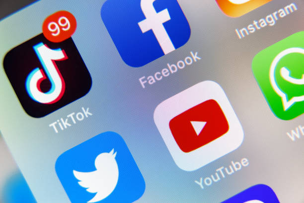 tiktok y facebook, aplicación de youtube en pantalla apple iphone xr - tiktok fotografías e imágenes de stock