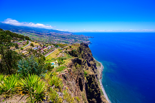 Increíble vista panorámica desde el acantilado de Cabo Girao cerca de Camara de Lobos en la isla de Madeira, Portugal photo