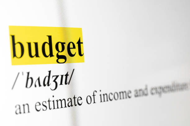 macro de texto de presupuesto grabado en color amarillo en la pantalla del ordenador - emphasizing fotografías e imágenes de stock