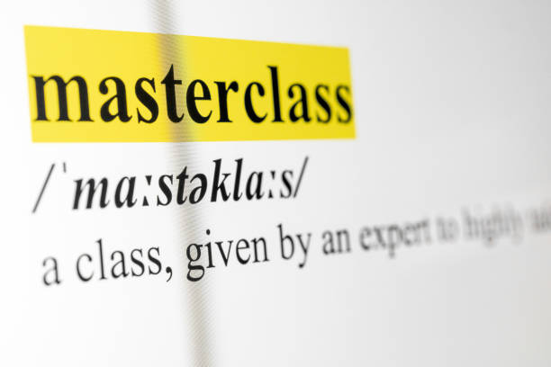 masterclass text macro shot resaltado en color amarillo en la pantalla del ordenador - emphasizing fotografías e imágenes de stock