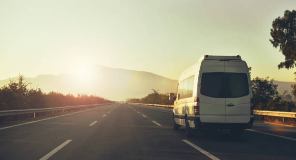 микроавтобус в горах - travel vacations road highway стоковые фото и изображения
