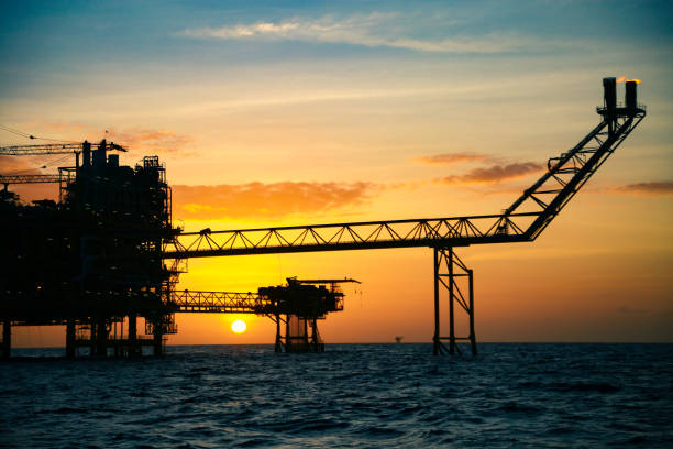 석유 및 가스 생산을 위한 해양 건설 플랫폼. 석유 및 가스 산업과 노력. 제어실에서 수동 및 자동 기능으로 생산 플랫폼 및 작동 프로세스. - oil rig oil industry refinery sea 뉴스 사진 이미지