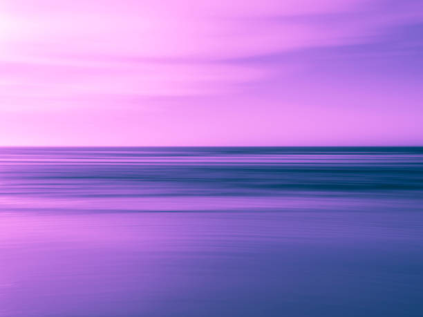 purpurowe tło ruchu pejzażu morskiego o zmierzchu - cross processed zdjęcia i obrazy z banku zdjęć