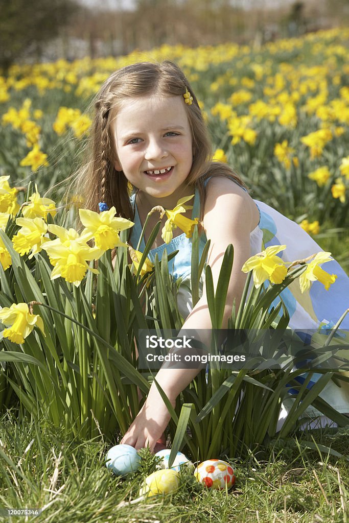 Girl On huevo de pascua Hunt de narciso Campo - Foto de stock de 6-7 años libre de derechos