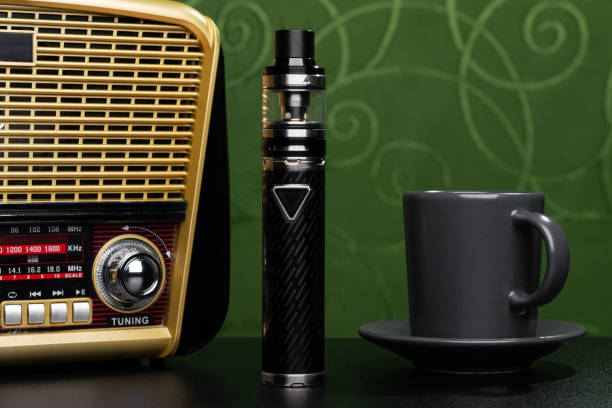 récepteur de radio, tasse de café et cigarette électronique sur le fond vert de tissu - fresh coffee audio photos et images de collection