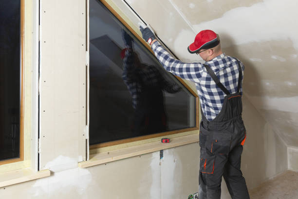 home improvement handyman installazione finestra in soffitta nuova build utilizzando livellatore e livellatore laser - installing window glazier glass foto e immagini stock