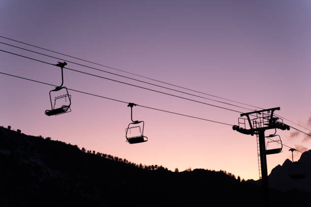 silueta del remonte al atardecer - vail colorado skiing snow fotografías e imágenes de stock