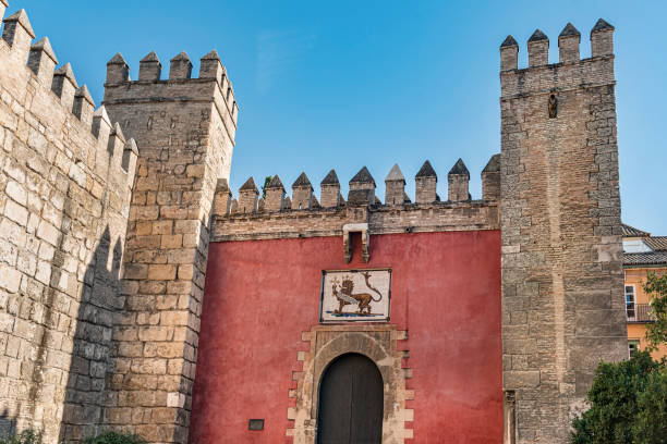 세비야의 로얄 알카사르에서 사자 문, 스페인. - seville alcazar palace sevilla arch 뉴스 사진 이미지