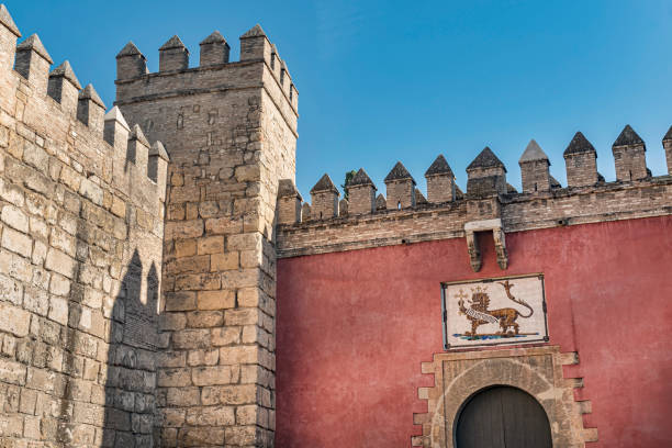 puerta del león en el real alcázar de sevilla, españa. - seville alcazar palace sevilla arch fotografías e imágenes de stock