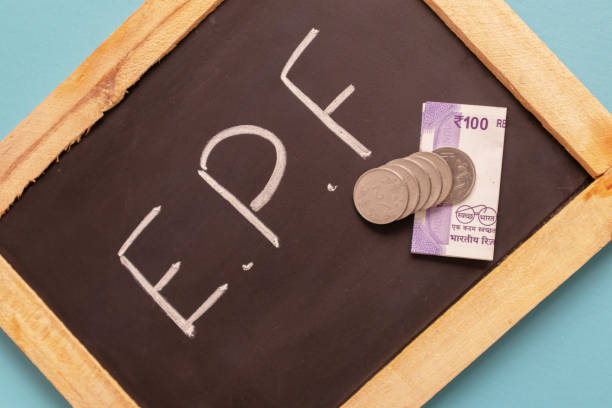 epf o employee provident fund scritto su lavagna nera con banconote in valuta indiana e monete - interest rate loan finance government foto e immagini stock