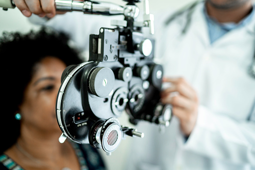 Mujeres maduras en una cita médica con oftalmólogo photo