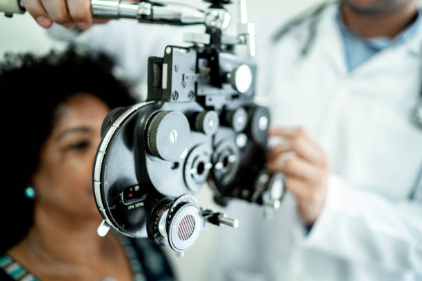 mujeres maduras en una cita médica con oftalmólogo - eye exam eyesight doctor healthcare and medicine fotografías e imágenes de stock