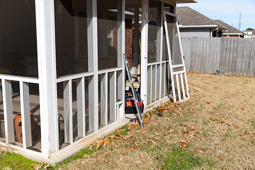 Puerta trasera de un porche siendo reparado, con herramientas. photo