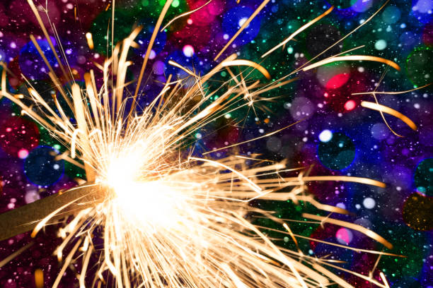 sparklers ou lumière de bengal brûlant au-dessus du fond multicolore - nordic event flash photos et images de collection