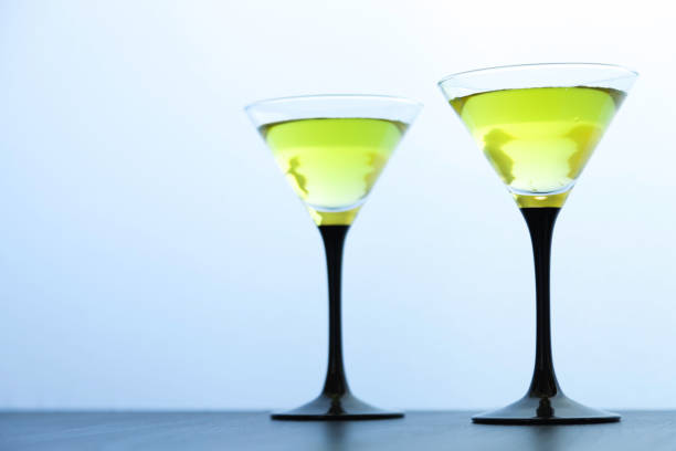 白に黄色のカクテルグラスを2杯 - apple martini ストックフォトと画像