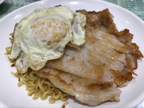 porkchop and fried egg instant noodles - crystal noodles imagens e fotografias de stock