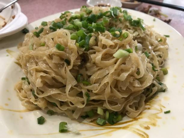 thick egg noodle with scallions - crystal noodles imagens e fotografias de stock