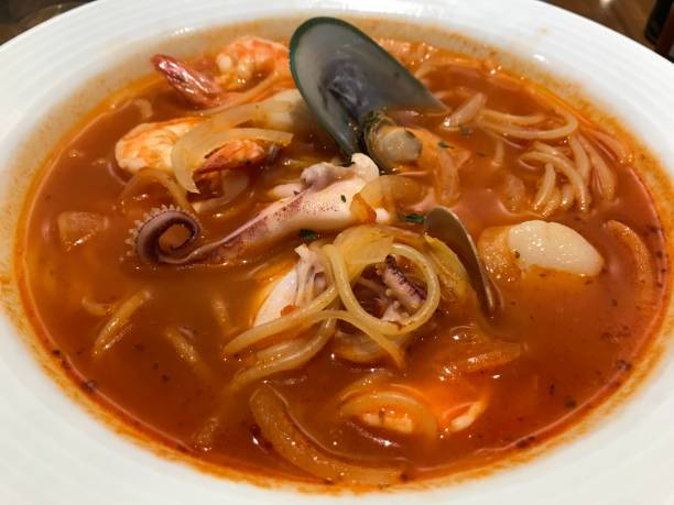 паста из морепродуктов в супе - crystal noodles стоковые фото и изображения