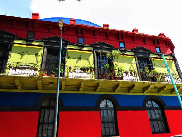 la maison colorée sur la rue el caminito de la boca dans la ville de buenos aires. - argentina buenos aires door la boca photos et images de collection