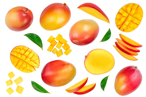 Mitad de fruta de mango con rodajas aisladas sobre fondo blanco. Conjunto o colección. Vista superior. Lay plano photo