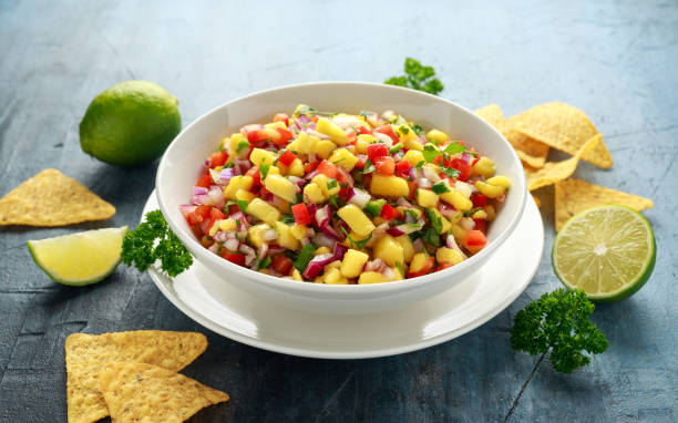 tazón de salsa de mango fresca con papas fritas y hierbas. vegano saludable, comida de verduras. - mango salsa fotografías e imágenes de stock