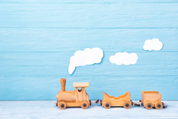 子供の背景、青い木製の背景に蒸気を持つおもちゃの木製電車 - playground cute baby blue ストックフォトと画像