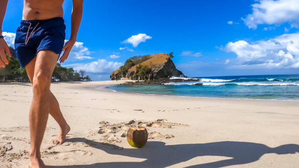 koka beach - pausa di cocco sulla spiaggia idilliaca - flores man foto e immagini stock