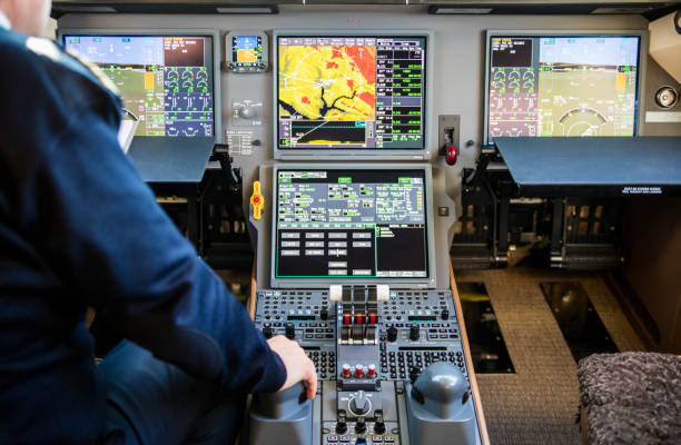 la mano del piloto acelerando el acelerador en una cabina de vuelo de avión de avión comercial durante el despegue - commercial airplane throttle lever cockpit fotografías e imágenes de stock