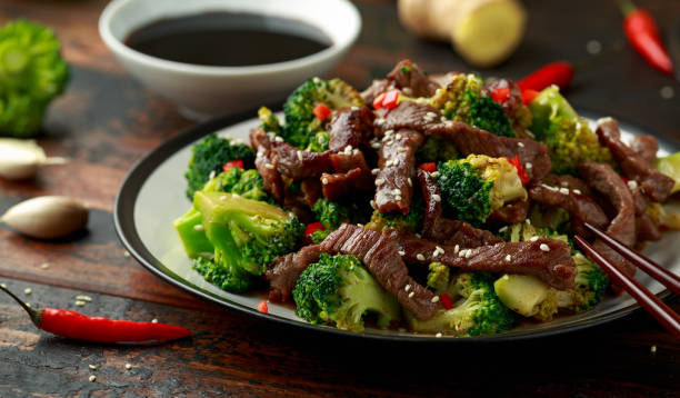 manzo fatto in casa e broccoli con riso ed erbe aromatiche su tavola di legno - chinese cuisine foto e immagini stock