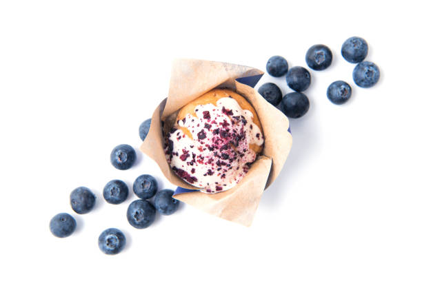 自家製ブルーベリーマフィン、新鮮なブルーベリー、白い背景に隔離、トップビュー - muffin blueberry muffin blueberry isolated ストックフォトと画像