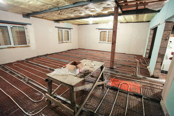Pipefitter installing system of heating or underfloor heating installation. Water floor heating system interior. Plumbing pipes in apartment during under construction, remodeling, renovation, extension, restoration, reconstruction, upgrade. sistema de instalación de pipefitter de instalación de calefacción o calefacción por suelo radiante. sistema de calefacción por suelo radiante interior. tuberías de fontanería en el apartamento durante la construcción, remodelación, renovación, a