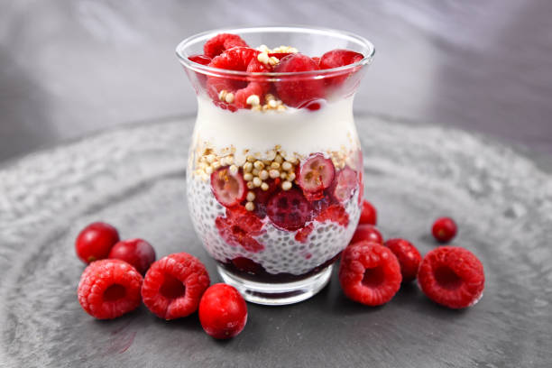 치아 씨 푸딩, 부풀어 오른 퀴노아 곡물, 레드 라즈베리와 크랜베리 과일을 얹은 조거트가 있는 건강한 아침 식사 - healthy lifestyle cranberry healthy eating milk shake 뉴스 사진 이미지