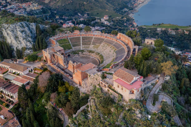 antico teatro di taormina dall'alto - aerial view city urban scene italy foto e immagini stock