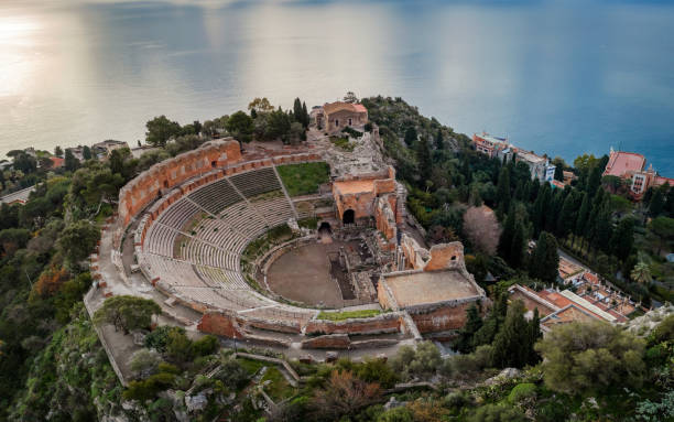 antico teatro di taormina dall'alto - aerial view city urban scene italy foto e immagini stock