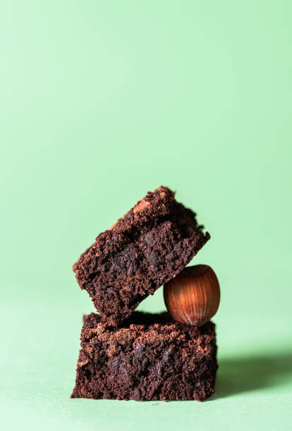 dwa brownies stos i orzech laskowy. stos czekoladowych brownies - fudgy zdjęcia i obrazy z banku zdjęć