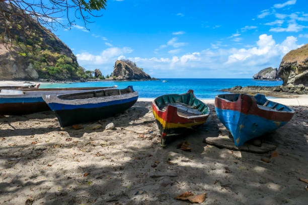 koka beach - barcos estacionados na margem de uma praia idílica - villa summer rock sand - fotografias e filmes do acervo