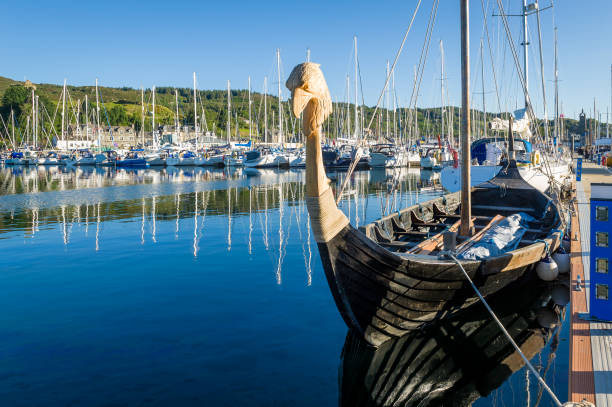 vecchia drakkar - storica barca vichinga al porto turistico di tarbert - nautical vessel wood sailing ship repairing foto e immagini stock